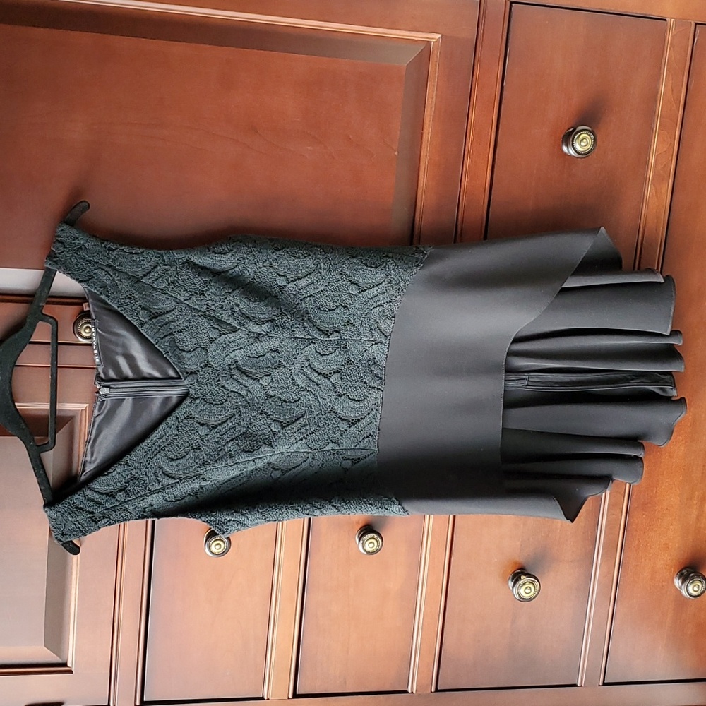 Eli Tahari - black sleeveless, embroidery top. Size: XS